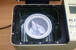 冰淇淋桶提前放入-18度的冷冻室冷冻15个小时以上，用时取出装入面包机中，装上搅拌棒。