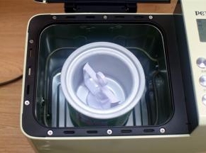 冰淇淋桶提前放入-18度的冷冻室冷冻15个小时以上，用时取出装入面包机中，装上搅拌棒。