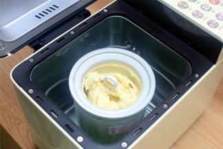 将冰淇淋面糊倒入冰淇淋搅拌桶中，选择搅拌程序，开始搅拌，时间20分钟。