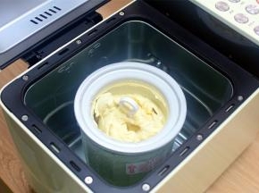 将冰淇淋面糊倒入冰淇淋搅拌桶中，选择搅拌程序，开始搅拌，时间20分钟。