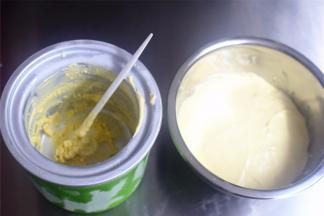 将搅拌好的冰淇淋装入容器中，放冰箱冷冻保存备用。