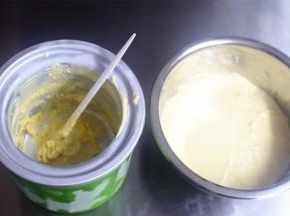 将搅拌好的冰淇淋装入容器中，放冰箱冷冻保存备用。