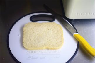 取一片咸吐司（什么白吐司都可以），切成丁。