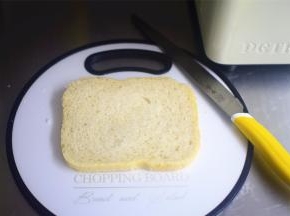 取一片咸吐司（什么白吐司都可以），切成丁。