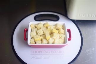 将面包丁装入烤碗中。