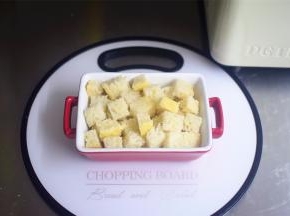 将面包丁装入烤碗中。