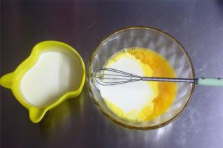 将一个全蛋，加入5克糖粉，打散。然后加入牛奶，拌均匀成为布丁液。