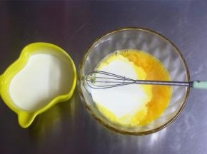 将一个全蛋，加入5克糖粉，打散。然后加入牛奶，拌均匀成为布丁液。