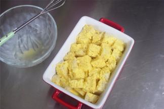 将布丁液倒入面包中，尽量让面包都淋上布丁液。