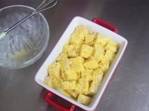 将布丁液倒入面包中，尽量让面包都淋上布丁液。