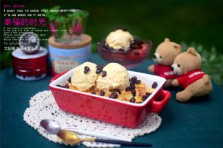 待面包布丁冷却后，将冰淇淋挖球摆放在其上，并撒上适量的蜜红豆点缀，完成。