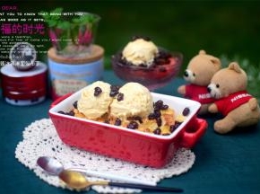 待面包布丁冷却后，将冰淇淋挖球摆放在其上，并撒上适量的蜜红豆点缀，完成。