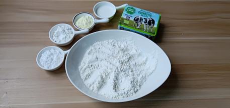 所需要的食材提前称重备用。这次选用的是乐荷有机黄油，它在生产中不添加一滴水，纯度高、质地细腻柔软，无论是作为烘焙原材料、烹饪、或者直接涂抹面包都是家庭不错的选择。