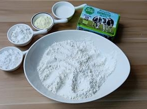 所需要的食材提前称重备用。这次选用的是乐荷有机黄油，它在生产中不添加一滴水，纯度高、质地细腻柔软，无论是作为烘焙原材料、烹饪、或者直接涂抹面包都是家庭不错的选择。