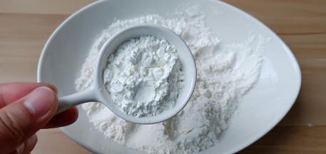 加入玉米淀粉15克。