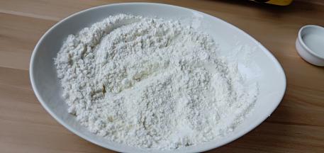 杏仁粉15克，用筷子搅拌均匀再过筛一遍。