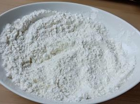 杏仁粉15克，用筷子搅拌均匀再过筛一遍。