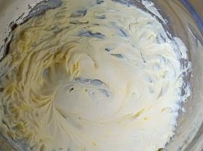 黄油用电动打蛋器低速打发至颜色变淡、体积膨大、呈羽毛状。