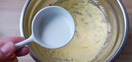 分二次加入牛奶、每次都要使牛奶和黄油打至完全融合、直到牛奶全部加完。搅到好的黄油体积都变大了。