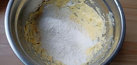 加入过筛的低筋面粉、奶粉、玉米淀粉、杏仁粉。