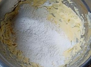 加入过筛的低筋面粉、奶粉、玉米淀粉、杏仁粉。