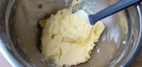 用翻拌刀翻拌均匀、拌匀呈湿润的面糊、千万不要搅拌过度让面糊起筋。