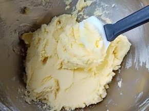 用翻拌刀翻拌均匀、拌匀呈湿润的面糊、千万不要搅拌过度让面糊起筋。