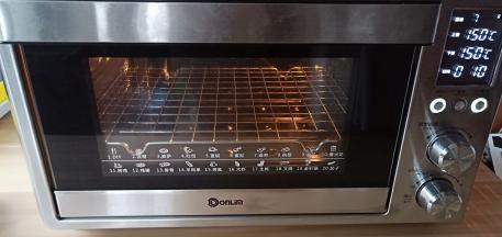 东菱烤箱150度提前预热10分钟，看发热管变黑说明预热好了。