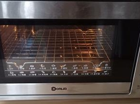 东菱烤箱150度提前预热10分钟，看发热管变黑说明预热好了。