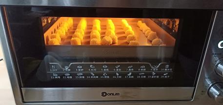 将烤盘放入中层，上下火125度烤30分钟左右即可出炉。