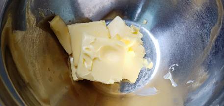 黄油一定要软化到位、软化到手指可以轻松按下去。但不能软化成液体、会没有支撑力、烤完的曲奇花纹会消失。
