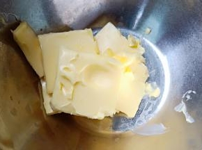 黄油一定要软化到位、软化到手指可以轻松按下去。但不能软化成液体、会没有支撑力、烤完的曲奇花纹会消失。