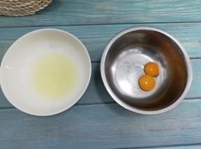 蛋黄蛋清分别放在无油无水的盆中