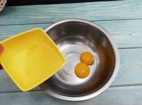 蛋黄中加入油搅拌均匀