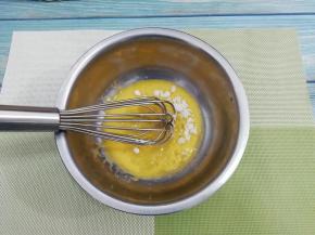 然后再加入15克白糖，搅拌均匀