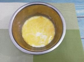 把牛奶倒入搅拌均匀