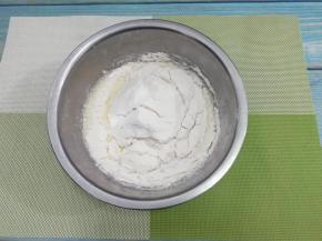 再把面粉筛入翻拌到没有干粉
