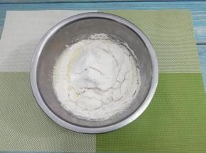 再把面粉筛入翻拌到没有干粉