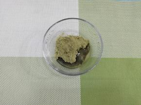 抹茶粉中加入适量的水和少许的油拌均匀备用