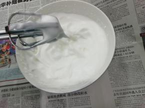 打到提起打蛋器观察蛋清有个小角尖即可