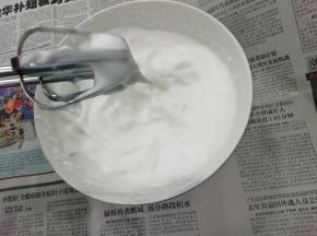 打到提起打蛋器观察蛋清有个小角尖即可