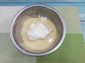 然后把打好的蛋清分三次放入蛋黄糊中翻拌均匀