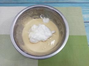 然后把打好的蛋清分三次放入蛋黄糊中翻拌均匀