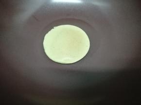 看见有小气泡再翻到另一面烙一会即可取出