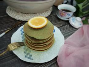 烙好的抹茶味小松饼上面在撒上一些抹茶粉