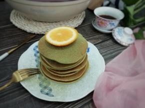 烙好的抹茶味小松饼上面在撒上一些抹茶粉