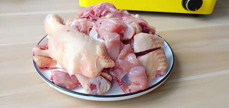 三黄鸡半只切小块。