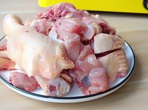 三黄鸡半只切小块。