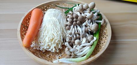 秀珍菇、金针菇、胡萝卜，也可以准备自己喜欢的菇类。