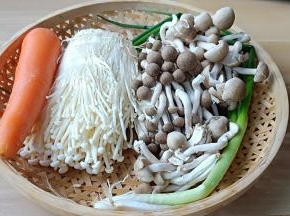 秀珍菇、金针菇、胡萝卜，也可以准备自己喜欢的菇类。